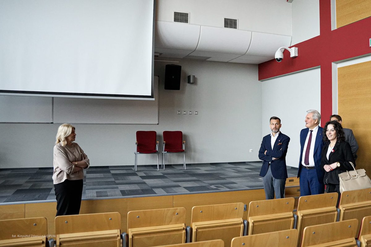 PodlaskiUW's tweet photo. #AkademiaŁomżyńska obchodzi w tym roku 20-lecie istnienia. Dziś odwiedził ją wojewoda @brzozowskij wraz z posłanką @LepkowskaGolas, którym rektor dr hab. Dariusz Surowik opowiedział o wizji rozwoju uczelni oraz możliwościach, jakie mają jej studenci. https://t.co/UIBnz5IhSv