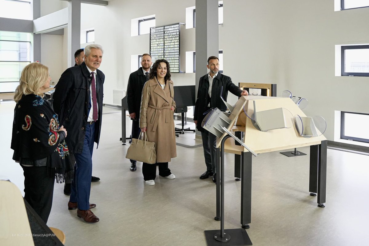 PodlaskiUW's tweet photo. #AkademiaŁomżyńska obchodzi w tym roku 20-lecie istnienia. Dziś odwiedził ją wojewoda @brzozowskij wraz z posłanką @LepkowskaGolas, którym rektor dr hab. Dariusz Surowik opowiedział o wizji rozwoju uczelni oraz możliwościach, jakie mają jej studenci. https://t.co/UIBnz5IhSv