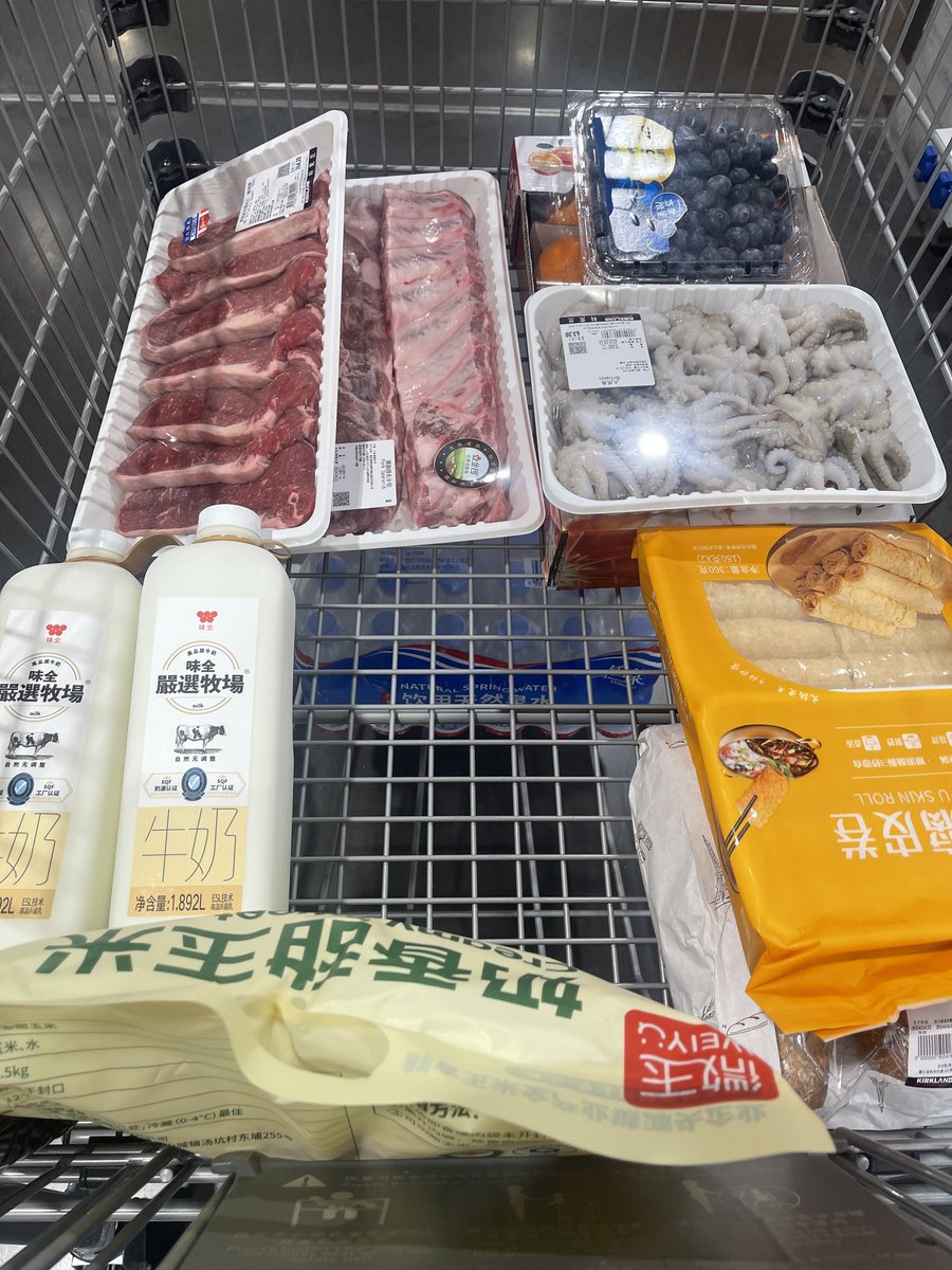 今日份，夜宵。
逛一逛超市，吃一顿夜宵，完美的一天结束🔚
话说，这顿小龙虾🦞味道不错喔，还有生蚝，大补呐😂😂😂
今年的第一顿🦞
#不可辜负的美食