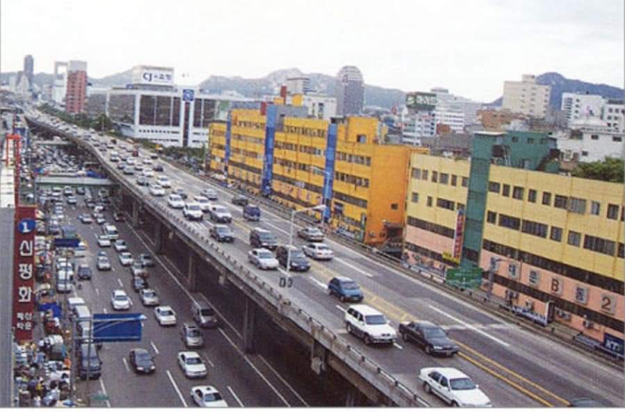 Politica_Basica's tweet photo. Destruir carreteras en favor de ríos y áreas verdes no debería ser tan polémico.

Muchos se impactaron que ayer, en el debate chilango  uno de los candidatos propuso reabrir el río entubado que pasa por debajo de la avenida Viaducto.

Esta medida se está tomando en todo el mundo para combatir el cambio climático, específicamente el efecto de la isla de calor. (El calor que guardan las ciudades).

El caso más emblemático es el de Seúl, Corea, donde el gobierno y ciudadanía determinaron desmantelar una autopista urbana elevada (por donde pasaba un río entubado) y convertir la zona en un área verde.

La recuperación del río Cheonggyecheon en Corea ha sido un ejemplo mundial de que las ciudades pueden cambiar...

Solo se necesita voluntad tanto del gobierno como de sus ciudadanos.
