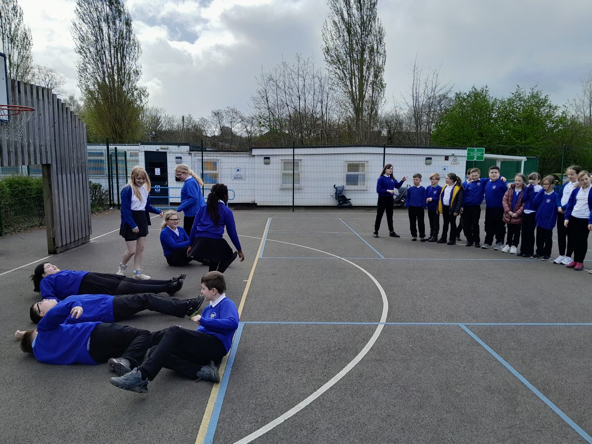 The River Gwenfro Together project have been out visiting @GwenfroS delivering a river flooding session, pupils took part in a water retention experiment & acted out different stages of a river. 📖 about the project➡️shorturl.at/MRT29 in partnership with @WelshDeeTrust