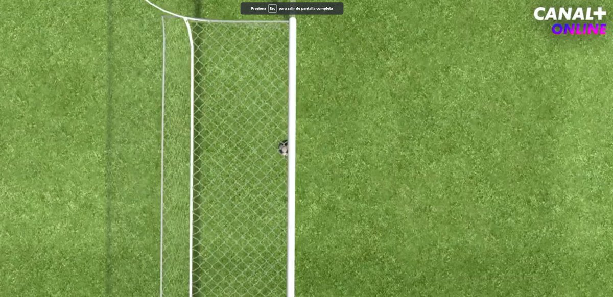 pedrosaezarenas's tweet photo. 🧑‍💻Frame exacto donde el balón impacta en los guantes de Lunin. Juzguen ustedes mismos.

🧐Mi opinión tras haber dedicado muchas horas a estudiar esta jugada:

- Punto de fuga - Análisis en 2D y sus limitaciones: No tengo claro si entra o no entra el balón, en el día de hoy he visto como Relevo se inventaba un análisis donde establecían el límite del suelo a su antojo (véase imagen 2) y es que esta es la gran limitación de este tipo de análisis, cuando un objeto (en este caso el balón) está en el aire, resulta muy difícil saber donde establecer la altura a la que está el balón del suelo para poder trazar las líneas adecuadas en el mismo césped.

- El sistema 3D: Being Sports, Movistar + o Archivo Var (imágenes 3 y 4 respectivamente) tiraban de la tecnología 3D la cual es una atracción de la realidad y está sometida a imprecisiones humanas ya que no contamos con la información necesaria de los parámetros de las cámaras de grabación como son la distancia focal, la altura a la que se tomó la foto, y el ángulo de inclinación de la cámara. Dependiendo del método y de quien lo haga para algunos expertos no es gol como es el caso de Being o Movistar + pero para otros es gol como es el caso de Archivo VAR.

La realidad es que no se puede saber con exactitud si entra o no entra y esto está dando horas y horas de debate.

Independientemente de que sea gol o no, tenemos que ir a la raíz del asunto y es que no tenemos ningún sistema que nos permita saber cuando un balón entra en la línea de gol o no. Hace falta tecnología que permita saber esto y la liga debería ponerse las pilas.

Dicho esto, el debate seguirá. Los aficionados al Real Madrid cogerán imágenes de Being o Movistar mientras que los aficionados del Barça se inclinarán por el análisis de Archivo VAR. Todos llevarán razón y a la misma vez ninguno tendrá la solución al problema.

Nunca sabremos con exactitud si fue gol o no lo fue puesto que la tecnología de cámaras que tenemos a nivel usuario no permite saberlo con precisión.