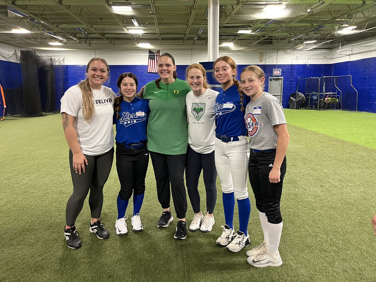 A few of our @OhioLasersBlue girls had an awesome experience at the Oregon Ducks All-American clinic this weekend in Mentor, OH. Thanks to Jenna, Gwen, and Tristen for the time and making our players better!!! Excited for the next one!