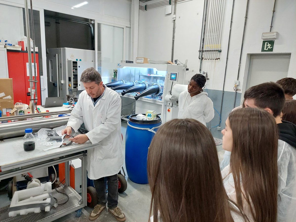 IMDEA_Energia's tweet photo. 🌍 Con motivo del #DiadeLaTierra que se conmemora este 22 de abril, hemos abierto nuestras puertas a estudiantes del IES Antonio Gala de Móstoles.

Durante la visita, han conocido la importancia de la investigación y de contribuir para avanzar hacia un futuro sostenible. https://t.co/IRDIxOOVB7