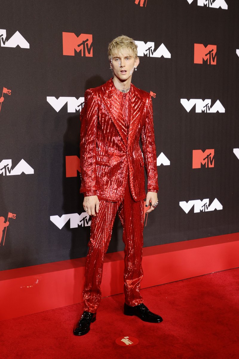 Had to bring out a throwback to the 2021 #VMAs for @machinegunkelly's 34th birthday!! 🥳