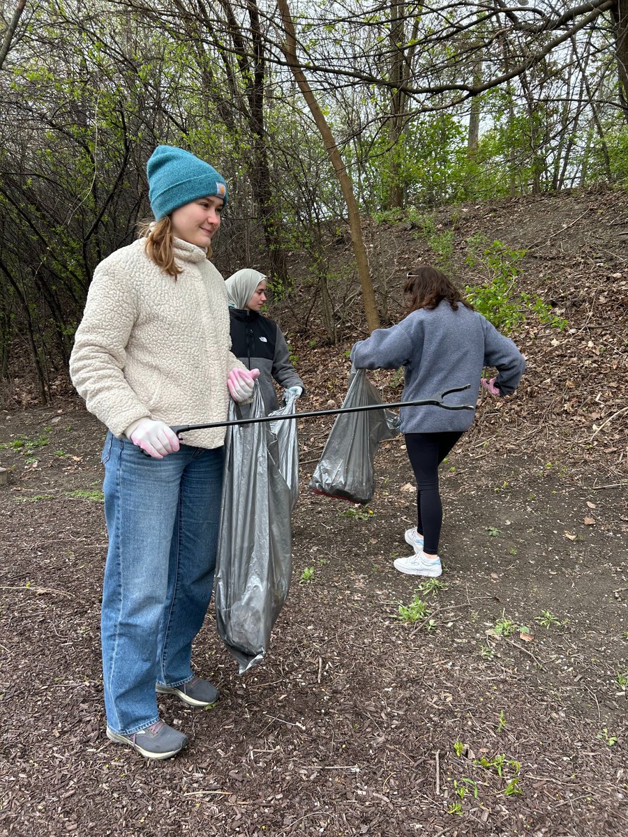 🌎Happy Earth Day!🌎 @wsuthinklab volunteered to help clean up the Dequindre Cut @DetroitRvrfrnt in Detroit! Keeping a healthy & clean environment can help create, maintain, and sustain healthy brains!🧠 #EarthDay2024 #EnvironmentalHealth #neuro #NeuroAdvocate #sustainable