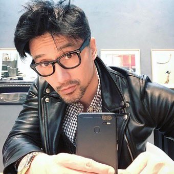 porqueTTarg's tweet photo. “Secreto”

Por este hombre que tiene casi 60 años, parece de 20 y reveló su secreto para la “eterna juventud”

El fotógrafo Chuando Tan nació en 1966 y explica que el “70% de todo están en la dieta y otro 30% en el ejercicio”.

El hombre contó que come seis huevos a la mañana, y en sus comidas varía entre pollo, verduras y pescados. Además, tiene una rutina de ejercicios de fuerza cuatro veces a la semana y destaca que otra clave es “dormirse temprano”.