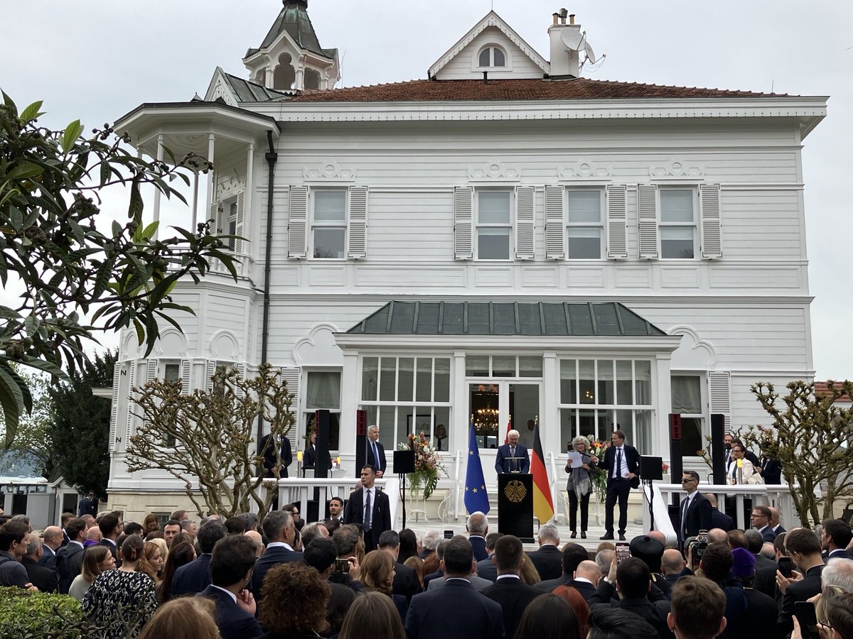 FlorianGathmann's tweet image. Noch redet der Bundespräsident (links am Rande übrigens der Bosporus) #lasttweet