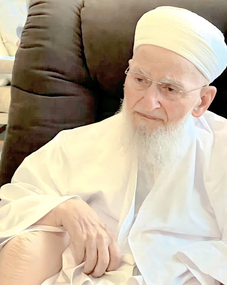 Her geçen gün daha da kararıyor dünyamız. Bir veli zat daha göçtü bu dünyadan.

Rabbim bizleri Hasan Efendi'nin şefaatine nail eylesin. Hepimizin başı sağolsun.