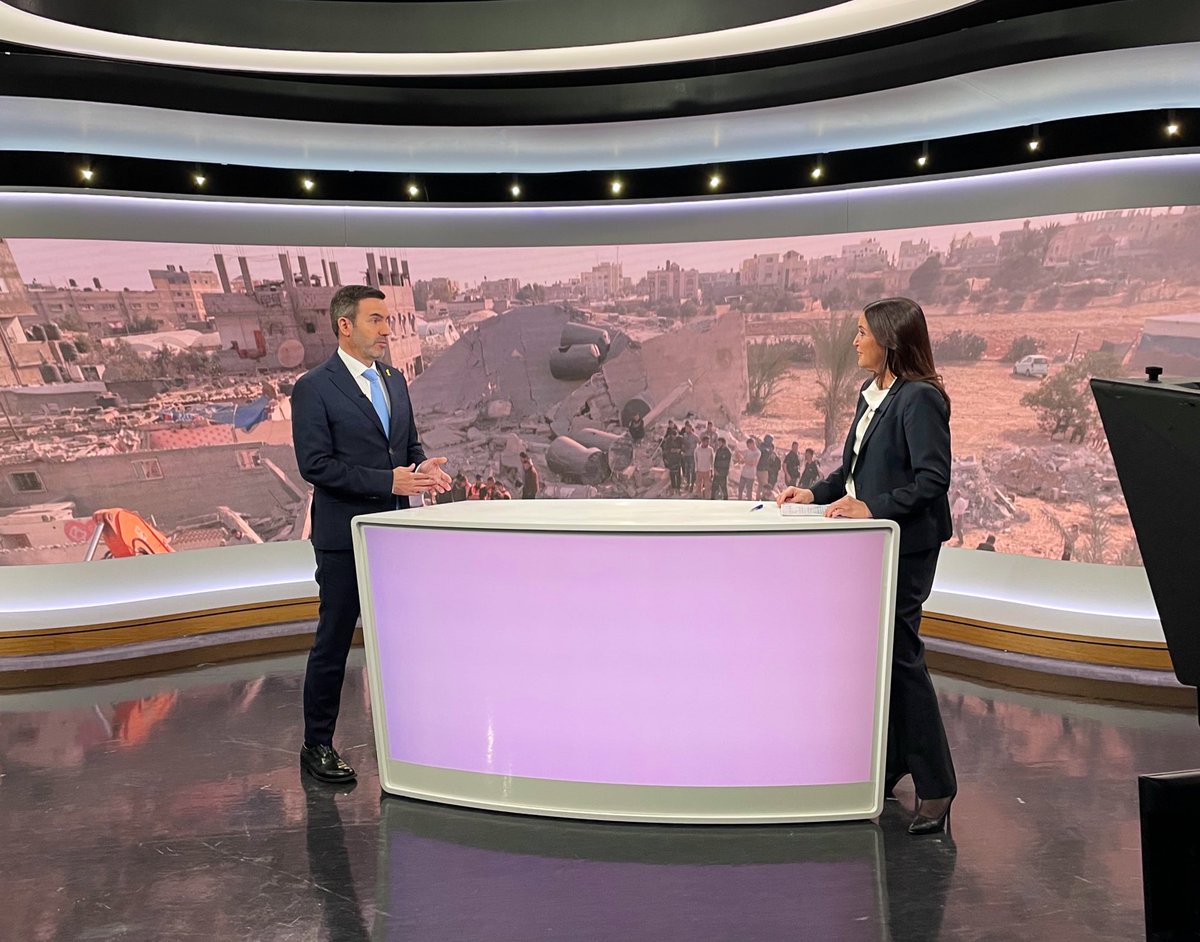 Tonight, as Jews around the world gather for the Passover Seder, our thoughts are with the 133 hostages and tens of thousands of displaced Israelis who will not celebrate the holiday at home. Coming up this evening on @svt Aktuellt and on SVT Play. #Pesach #LetThemGoNow🎗️