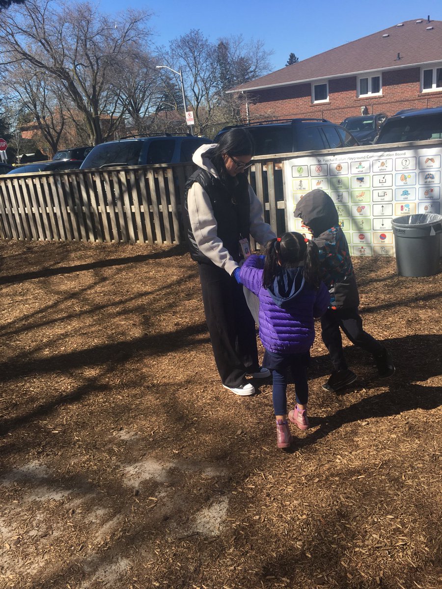 ELP2 classroom went outdoor to clean the yard. Today is Earth Day. 🌎🗑 🧤💚💙⁦@BottosMichelle⁩ ⁦@GrassaCharlie⁩ ⁦@stpaschal_tcdsb⁩