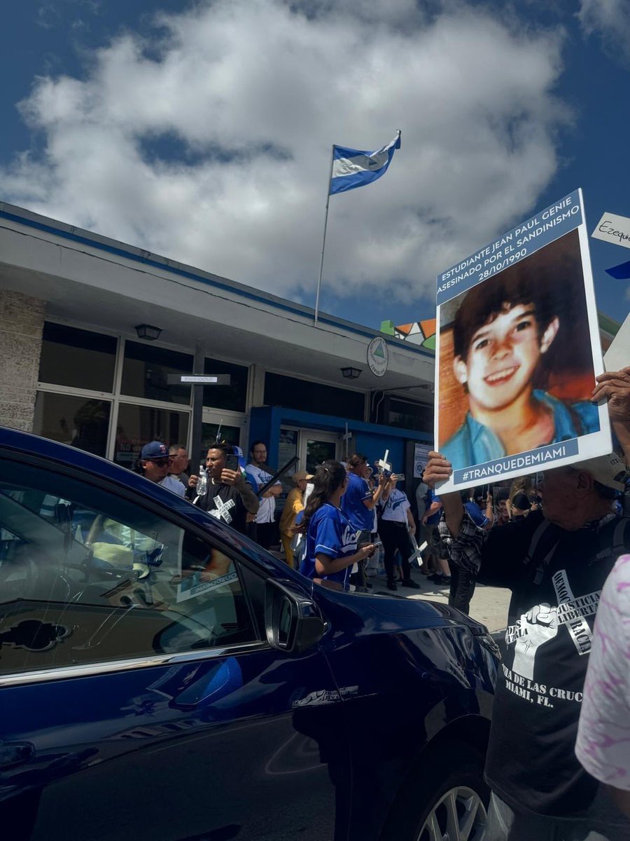 AidaCarrion1's tweet photo. 🚨🚨🚨MARCHA DE LAS CRUCES ✝️✝️✝️ EN PROGRESO!!! SALIÓ DEL CONSULADO DE NICARAGUA EN MIAMI. #NIPERDONNIOLVIDO #JUSTICIA #NOMASPACTOS #NOMASIMPUNIDAD #ASESINOSAPRISION https://t.co/1IGQpBQcf9
