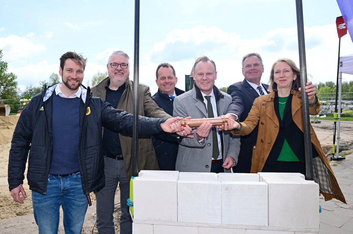 HH_Active_City's tweet photo. Heute legte Sportsenator Andy Grote mit Bauträgern sowie Repräsentanten des Sports den Grundstein für den Anbau des Bundes- und Landesstützpunktes Rudern am Regattazentrum Allermöhe. Er bekräftigte so das Engagment der Active City Hamburg für den Leistungs-und Spitzensport. https://t.co/0pMiJuL5Kf