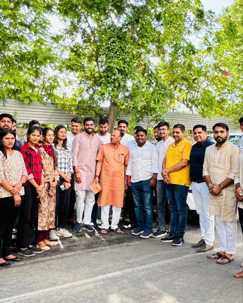 ravishankar1559's tweet photo. आज शत प्रतिशत मतदान और नवमतदाता अभियान के तहत हस्ताक्षर अभियान व #NationFirst_VotingMust के सेल्फी पॉइंट के साथ शुरआत हुई , इस दौरान राजस्थान विधानसभा अध्यक्ष वासुदेव जी देवनानी व प्रांत संगठन मंत्री वीरेंद्र सिंह जी उपस्थित रहे l
#NationFirst_VotingMust https://t.co/nNdNEPEKx4