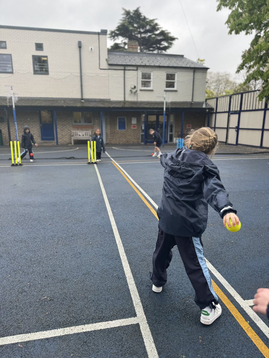 FORM 2 GAMES
The @UptonForm2 children enjoyed their cricket session today with 4 stations including batting, bowling, fielding skills and target throwing. @UptonHouseSch @UptonHead @UptonPrePrep