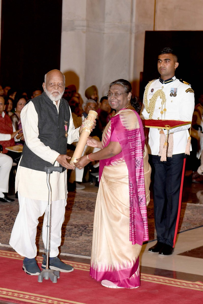 President Droupadi Murmu presents Padma Bhushan in the field of Art to Shri Dattatray Ambadas Mayaloo alias Rajdutt. He is one of the pioneers whose work has taken Marathi cinema to high standards. He has contributed to Marathi film industry for more than 60 years.