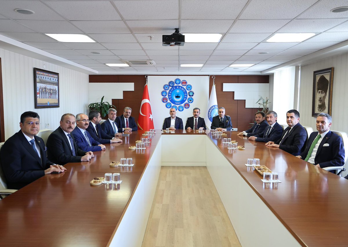 Türkiye Kamu-Sen Konfederasyonu Genel Başkanı Sayın @OnderKahveci ve Konfederasyon yönetimini ziyaret ederek gerçekleştireceğimiz 13. Çalışma Meclisi’ne dair öneri ve düşüncelerini dinledik. Nazik misafirperverlikleri için teşekkür ediyorum.
