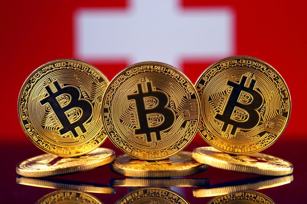 Et si la Suisse inscrivait le Bitcoin dans sa constitution ? 😲

C’est en tout cas l’ambition de l’association suisse 2B4CH qui souhaite inscrire le Bitcoin dans la constitution fédérale !

L’objectif ? Inciter la banque nationale suisse à acheter du Bitcoin pour qu’elle en mette…