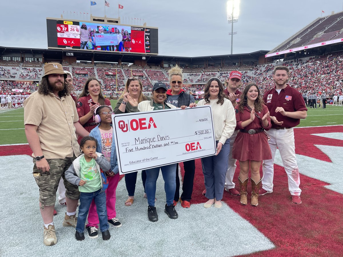 Congratulations to Monique Davis of Parkview Elementary in Moore for being honored as the OEA Educator of the Game for the @OU_Football Spring Game! #oklaed