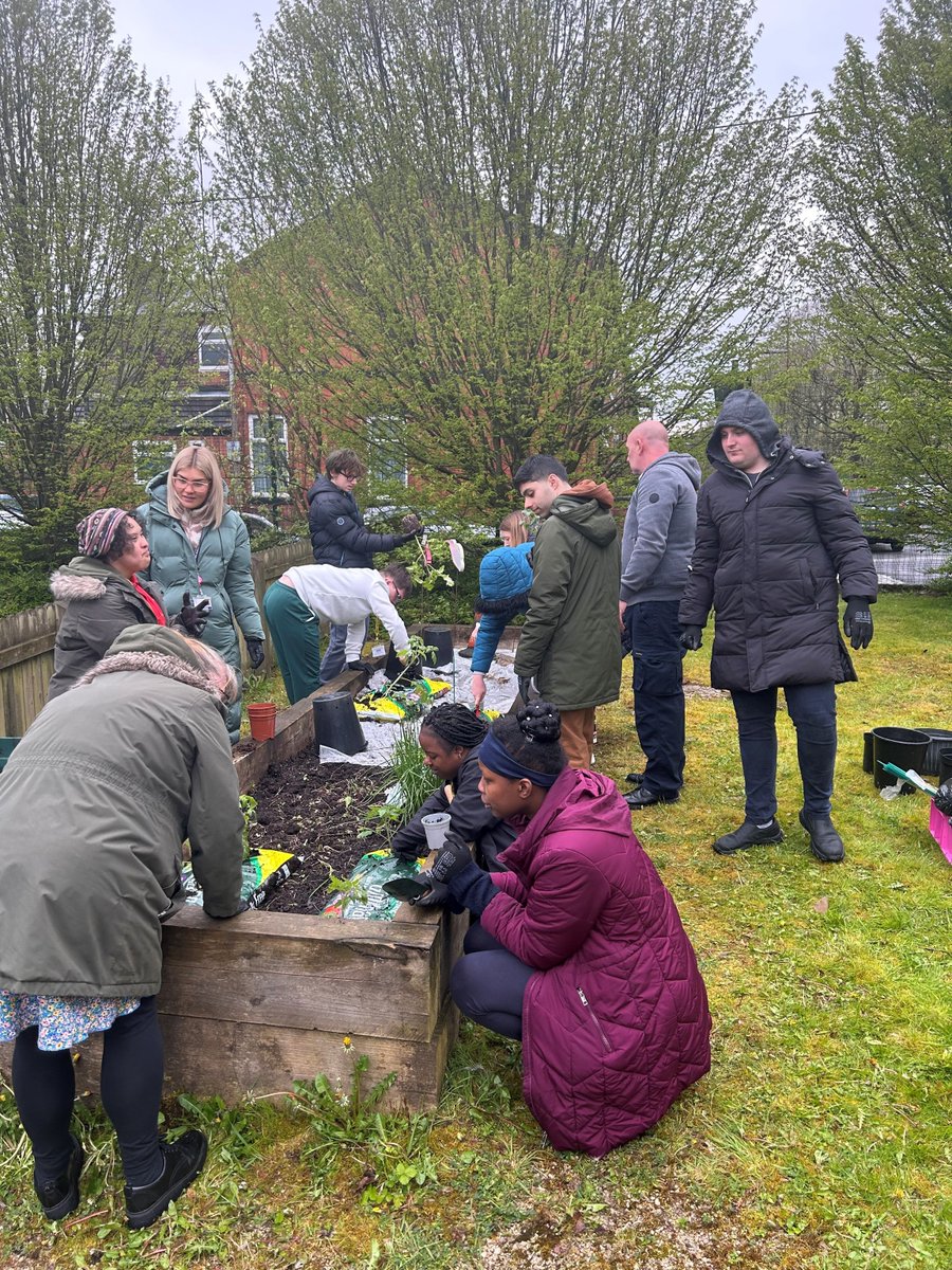 As part of #GMCollegesGreenWeek, some of our staff and Foundation Studies students spent the morning planting tomatoes in our Smart Garden. 🍅

Once harvested, the tomatoes will be used to create dishes in our Smart Café.