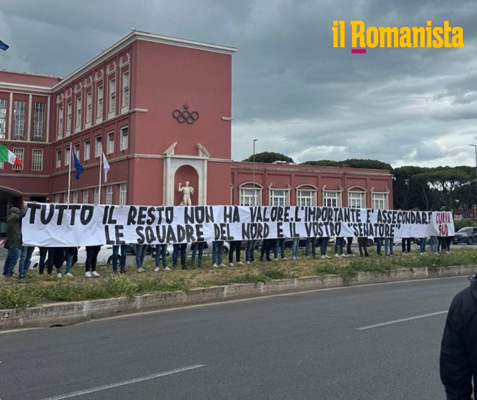 🔴 Lo striscione esposto dalla #CurvaSud prima di #RomaBologna #ASRoma