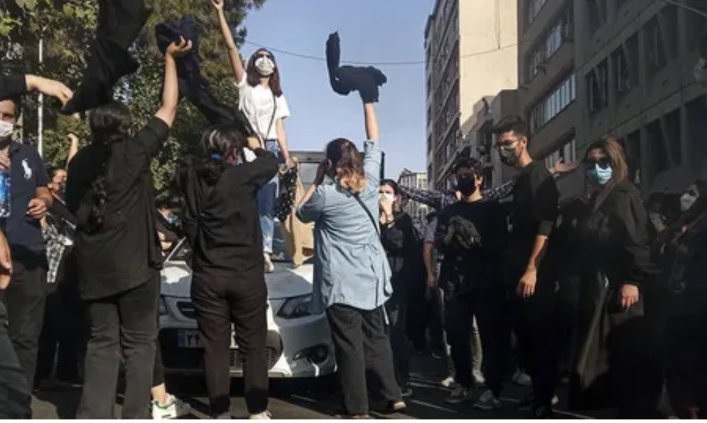 Iran's Security Forces Raped, Tortured Protest Detainees: HRW Report iranwire.com/en/women/12792…