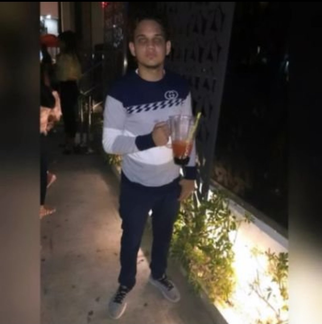 AlexandraVB15's tweet photo. @carrasco_fe13 Mira eso que horribleeee pobre de tu novia se merece algo mejor 😂 https://t.co/o2ysEL1MaB