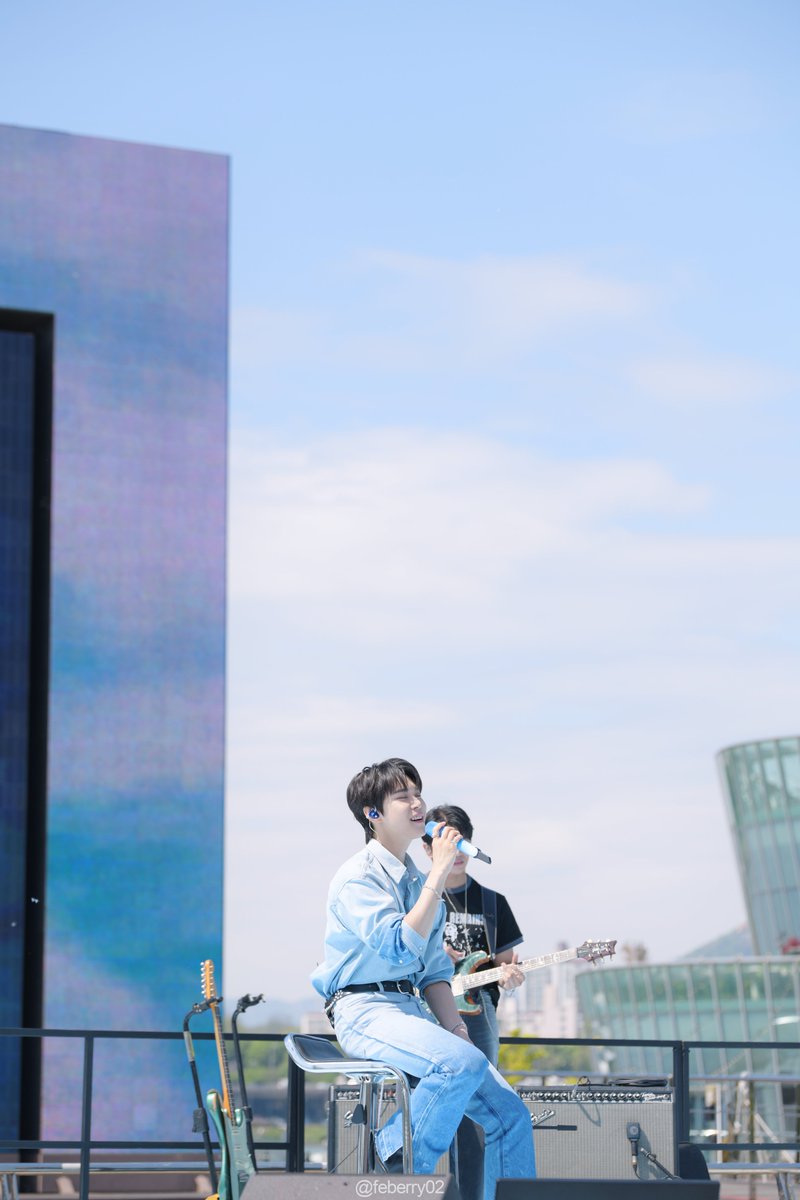 feberry02's tweet image. 별건 아니고요 ..
그냥 보자마자 폰배경으로 딱인거같아서
우리 도영이 ♥
#도영  #NCT도영 #doyoung