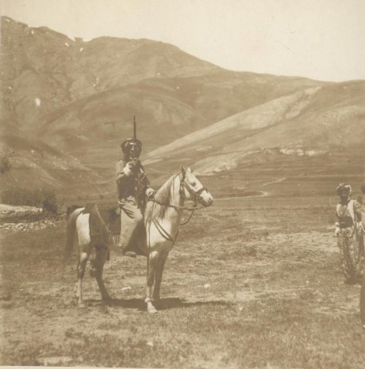 1910, At sırtında silahlı Kürd erkeği...