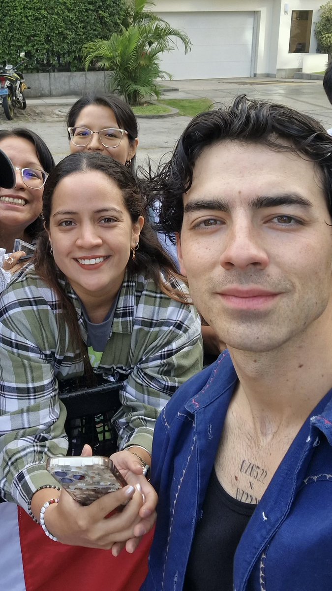 LIFE GOAL RIGHT THERE!!!!!!! <a href="/joejonas/">J O E  J O N A S</a> 😭