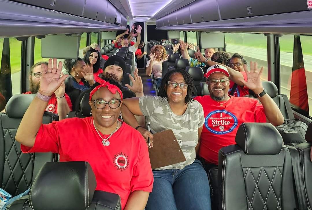 Daimler workers are ready to stand together to win the contract they deserve! 

Last week, members of Local 5285 in Mount Holly, NC, traveled down to Atlanta, GA, to walk the practice picket with their Local 10 family. 

Time is running out for Daimler... ⏰

#StandUpDaimler
