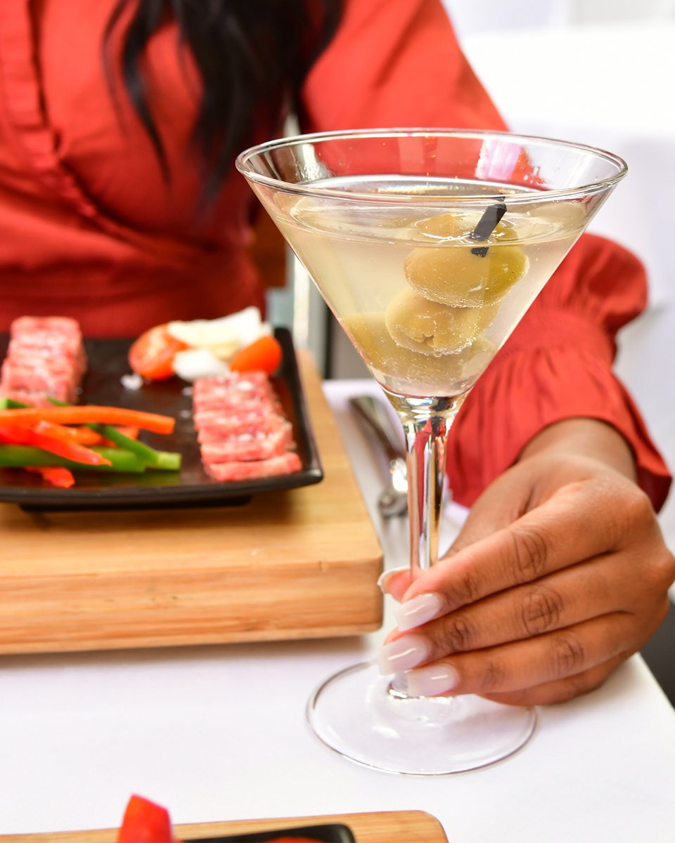 Cheers to martini Mondays 🍸
