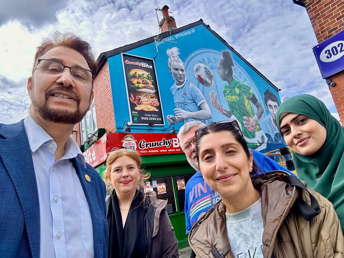 Fantastic to pop by to see the new mural at Fallowfield Triangle with the @FallowfieldLab team. The mural is one of a several new art works around the Triangle, and celebrates the historic links between Fallowfield, Rusholme and Moss Side to football and @ManCity.