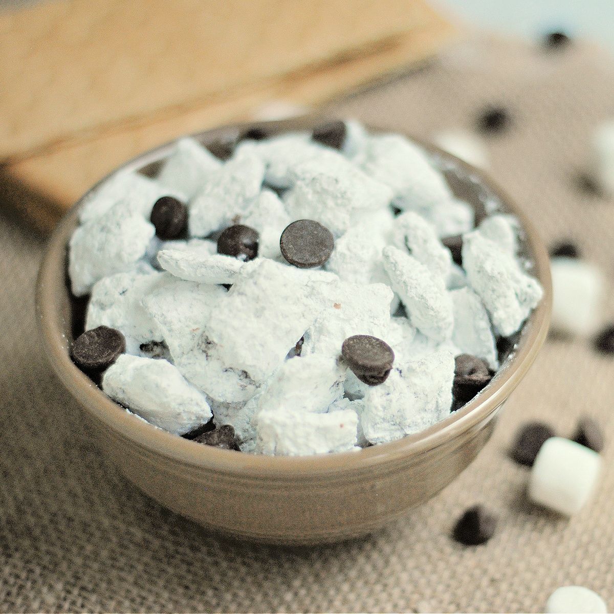 You can get so creative with S'mores, like with this no bake, no campfire required Summertime Smores Muddy Buddies Recipe! Get the recipe here: therebelchick.com/summertime-smo…