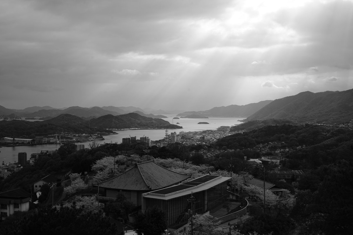 モノクロで撮る天使の梯子

 #写真で伝える私の世界 
 #monochrome
 #尾道
 #SonyAlpha 
 #カメラ好きな人と繫がりたい