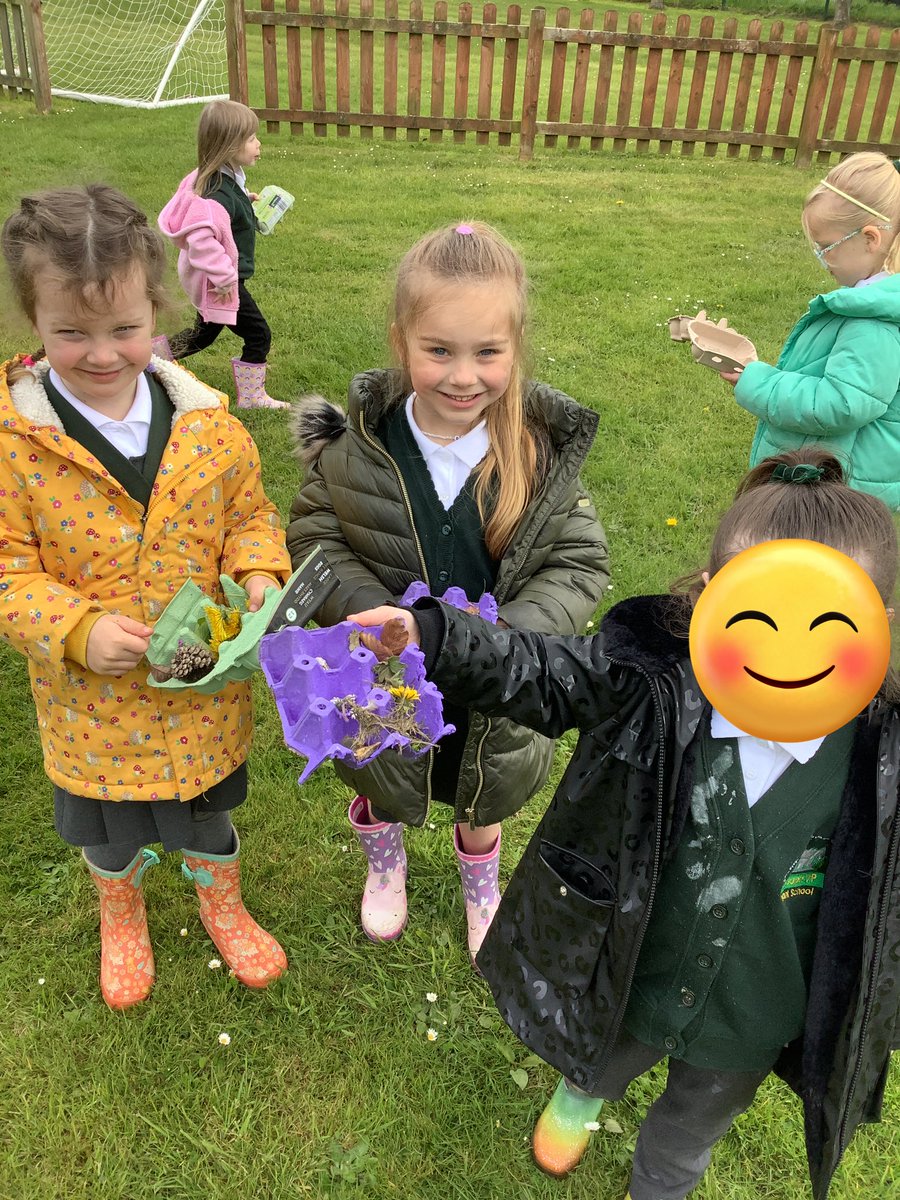 🐞 EARTH DAY 🌱 🌍 Today we went out into our outdoor area and found some natural treasures that belong to the earth - we collected some in our treasure box to look at closer. We also spoke about how we could look after our earth by recycling, saving water and planting #VPEI