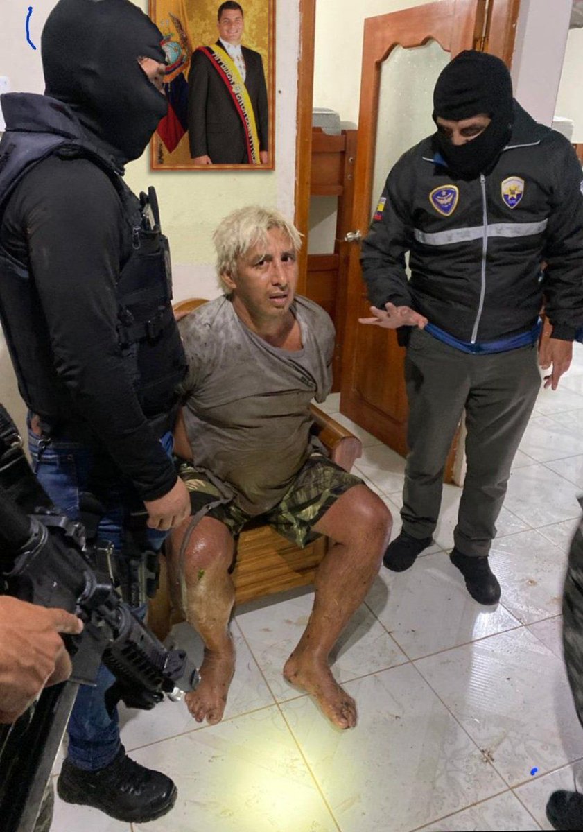 El devoto Colón Pico.
En el momento de su detención, tenía como altar la foto del más grande delincuente del Ecuador, foto de quien para los delincuentes es su PROTECTOR.

Recuerden que el Prófugo hizo campaña en CONTRA de la seguridad, la extradiccion y del aumento de penas.