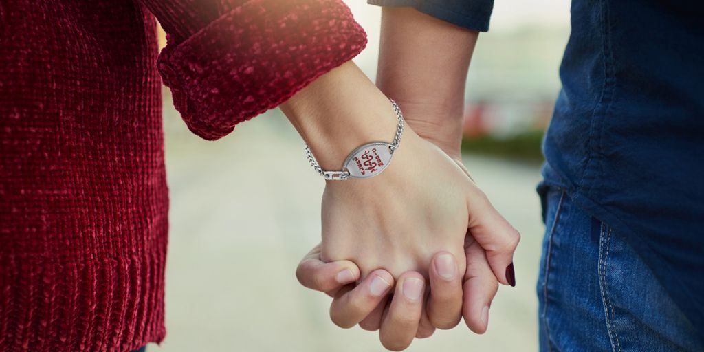 MedicAlert's tweet image. Dealing with heart disease, Alzheimer's, diabetes, lupus, or hemophilia? Wearing a MedicAlert ID isn’t just smart—it’s essential. Your safety is our priority. 🛡️💖  Shop today:  buff.ly/3JnNmZ5 

#diabetes #heartdisease #alzheimers #lupus #hemophilia