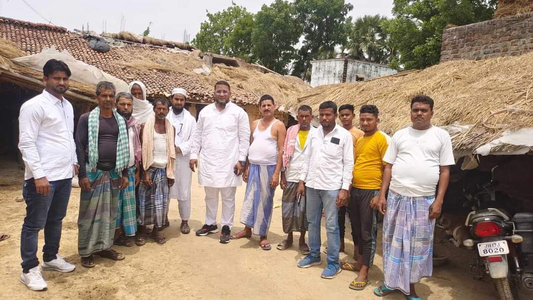 KamranKhan_jsr's tweet photo. महगामा के मदरसा हसनुल बन्ना शहीद में मौलाना अब्दुल मजीद नदवी साहब के द्वारा लिखी गई किताब का रस्मे इजरा में इलाके के उलमा-ए-किराम के साथ शामिल होने का मौका मिला उनसे दुआएं हासिल की और रजौन में लोगों से मुलाक़ात कर उनसे ख़ैरियत मालूम की उन्होंने अपनी दुआओं से नवाज़ा। @asadowaisi https://t.co/Hk2WZrnMj2