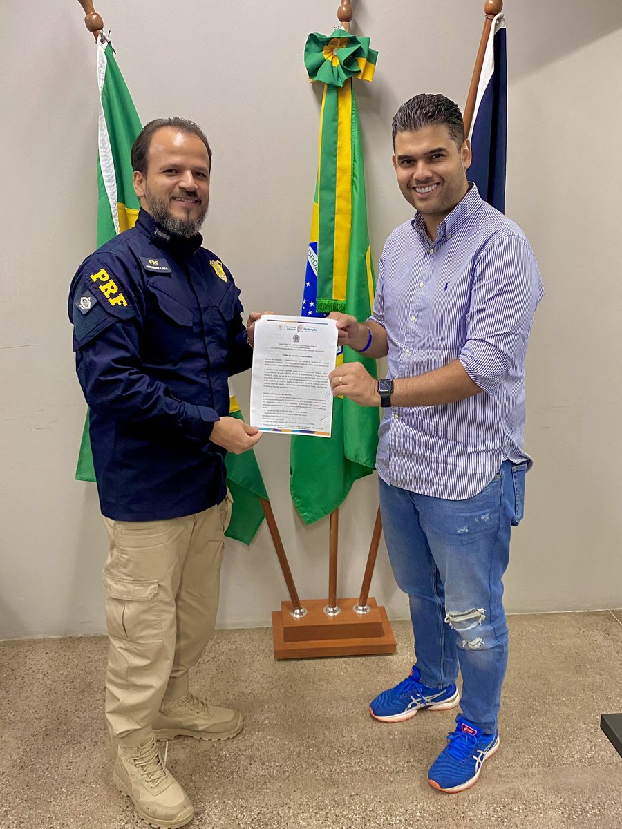 daviscbenevides's tweet photo. Nesta segunda-feira (22), pela manhã, juntamente com o Superintendente da Polícia Rodoviária Federal (PRF) do Ceará, @anthonysnlima, assinamos o convênio para execução do “Projeto Educar PRF” na sede da PRF/CE, em parceria com a @prefsderedencao. 

#EducarPRF #Redenção #Parceria https://t.co/iIadnqueIr