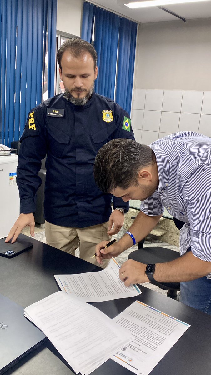 daviscbenevides's tweet photo. Nesta segunda-feira (22), pela manhã, juntamente com o Superintendente da Polícia Rodoviária Federal (PRF) do Ceará, @anthonysnlima, assinamos o convênio para execução do “Projeto Educar PRF” na sede da PRF/CE, em parceria com a @prefsderedencao. 

#EducarPRF #Redenção #Parceria https://t.co/iIadnqueIr