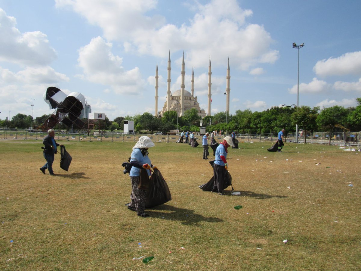 Portakal Çiçeği Karnavalı'nın ardından temizlik seferberliğimiz sürüyor. Karnaval alanını eski haline getirmek için yoğun çaba sarf eden ekiplerimiz çöp toplama, süpürme, yıkama gibi işlemlerin yanı sıra, alanın genel düzenini sağlamak adına da çalışmalar yürütüyor.