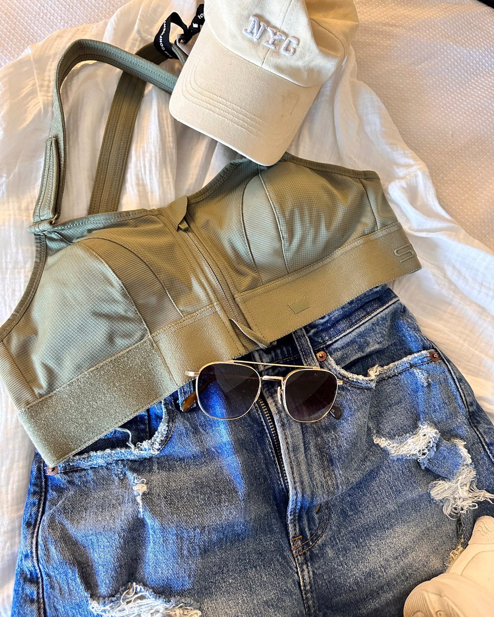 Outfit of the day: Green Lichen is a must-have, whether you're hitting the gym or on the go. What's your favorite way to wear SHEFIT?