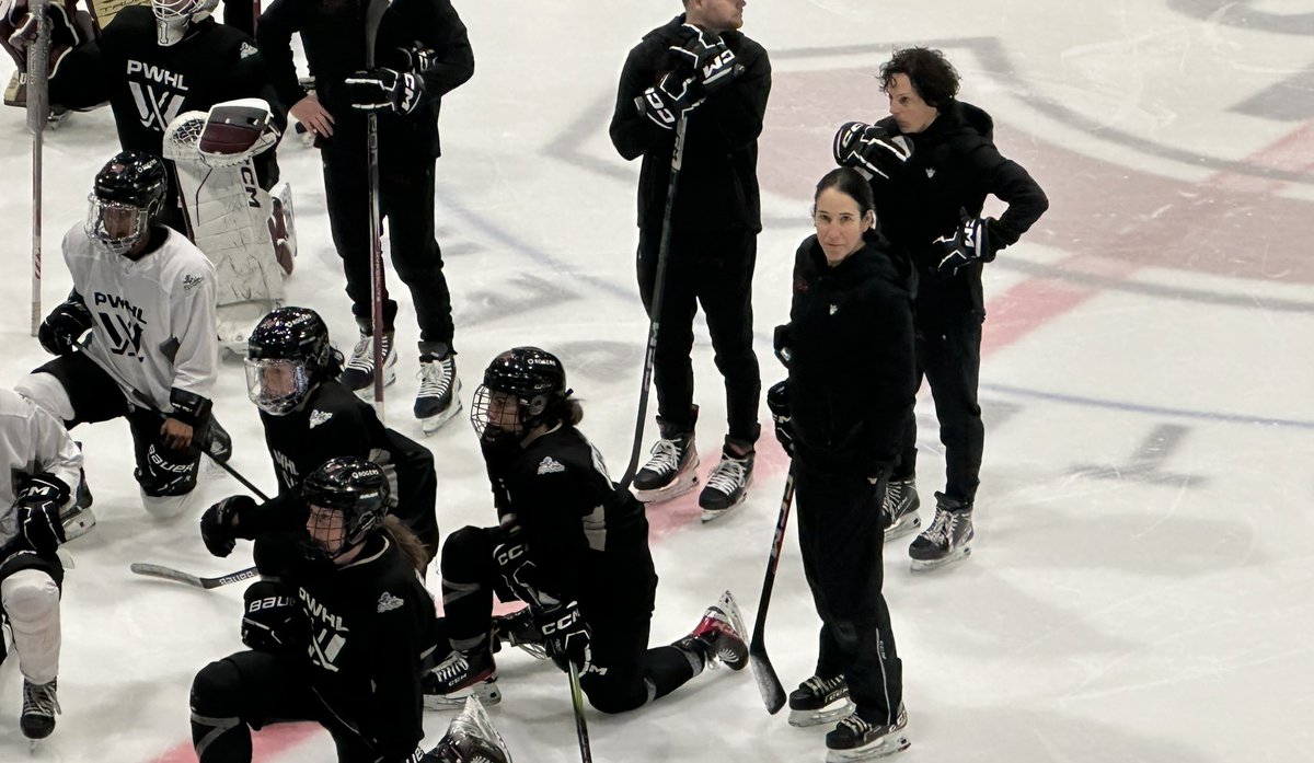 L’entraîneuse-associée des Stingers de Concordia et membre du temple de la renommée, Caroline Ouellette, sur la glace avec l’équipe de Montréal ce matin! #LPHF #PWHL