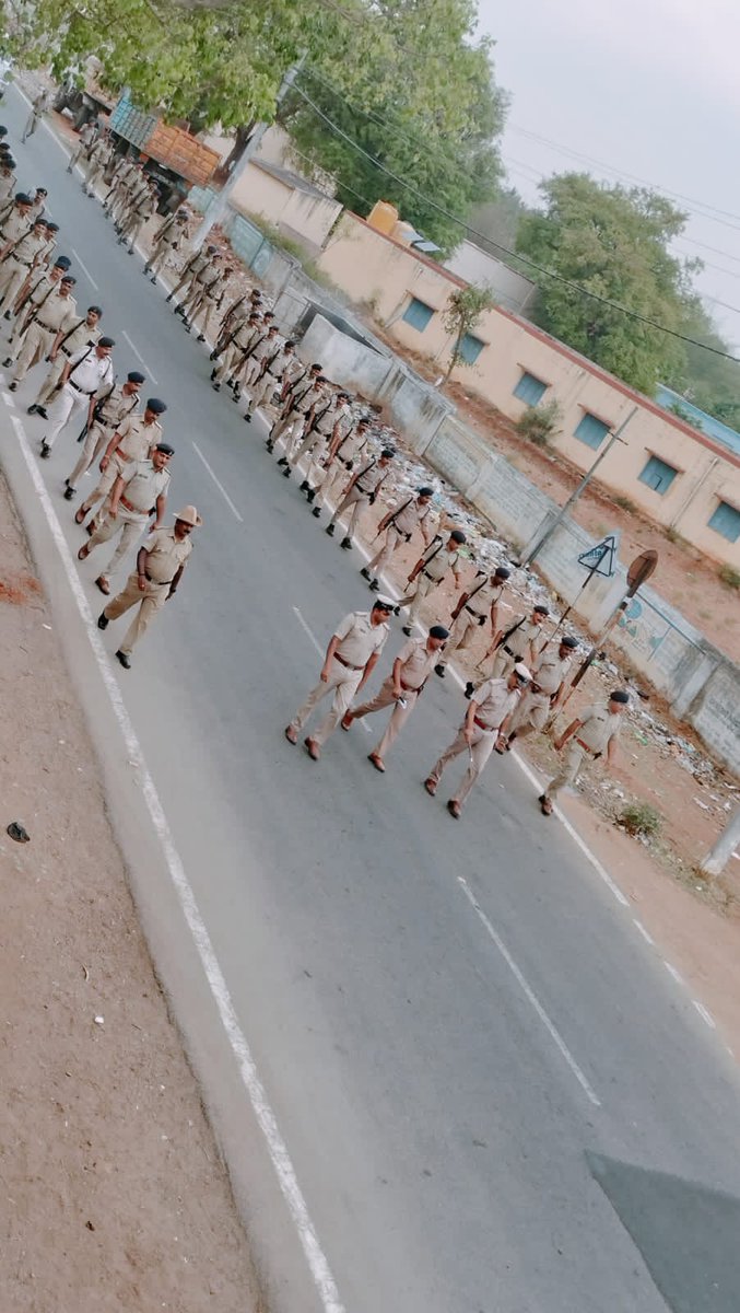 SPmysuru's tweet photo. ಲೋಕಸಭಾ ಚುನಾವಣೆ- 2024ರ ಸಂಬಂಧ ಜಿಲ್ಲೆಯಲ್ಲಿ ಕಾನೂನು ಸುವ್ಯವಸ್ಥೆ ಕಾಪಾಡಲು   ಜಿಲ್ಲಾ ಪೊಲೀಸ್ ವ್ಯಾಪ್ತಿಯ ವಿವಿಧ ಗ್ರಾಮಗಳಲ್ಲಿ ಜಿಲ್ಲಾ ಪೊಲೀಸ್ ಮತ್ತು ಕೇಂದ್ರ ಅರೆಸೇನಾಪಡೆಯ ಅಧಿಕಾರಿ ಮತ್ತು ಸಿಬ್ಬಂದಿಗಳಿಂದ ಪಥಸಂಚಲನ ಕೈಗೊಂಡು ಸಾರ್ವಜನಿಕರಲ್ಲಿ ಜಾಗೃತಿ ಮೂಡಿಸಲಾಯಿತು.@Rangepol_SR @AddlSPmysuru #LokSabhaElections2024 https://t.co/t8xRsuRjvb