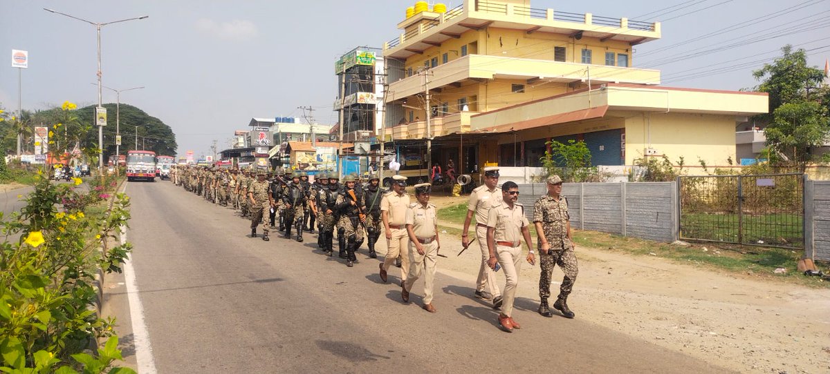 ಲೋಕಸಭಾ ಚುನಾವಣೆ- 2024ರ ಸಂಬಂಧ ಜಿಲ್ಲೆಯಲ್ಲಿ ಕಾನೂನು ಸುವ್ಯವಸ್ಥೆ ಕಾಪಾಡಲು ಜಿಲ್ಲಾ ಪೊಲೀಸ್ ವ್ಯಾಪ್ತಿಯ ವಿವಿಧ ಗ್ರಾಮಗಳಲ್ಲಿ ಜಿಲ್ಲಾ ಪೊಲೀಸ್ ಮತ್ತು ಕೇಂದ್ರ ಅರೆಸೇನಾಪಡೆಯ ಅಧಿಕಾರಿ ಮತ್ತು ಸಿಬ್ಬಂದಿಗಳಿಂದ ಪಥಸಂಚಲನ ಕೈಗೊಂಡು ಸಾರ್ವಜನಿಕರಲ್ಲಿ ಜಾಗೃತಿ ಮೂಡಿಸಲಾಯಿತು.@Rangepol_SR @AddlSPmysuru #LokSabhaElections2024