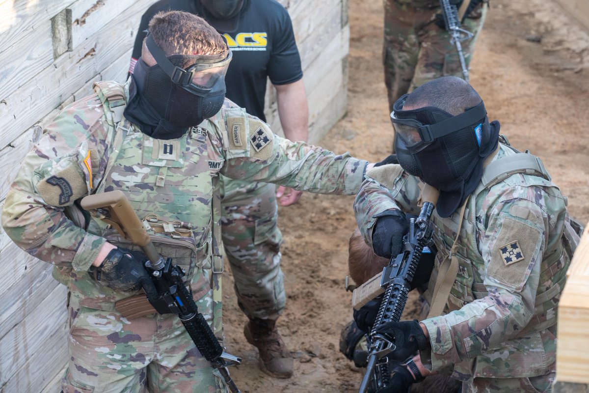 4thInfDiv's tweet image. It's time to get after the basics, and no better way than practicing how to enter and clear a trench! 

Last week 4ID Combatives Team members dropped into mock trenches and cleared enemy positions as part of a tactical lane event for the 2024 Lacerda Cup!

#LethalTeams 
#iiicorps