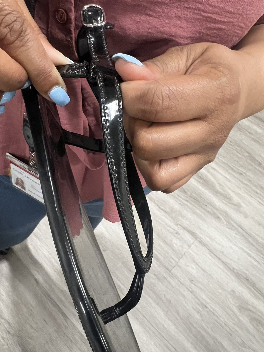 OdotEsq's tweet photo. @StuartWeitzman last time I’m ever spending money on these cheap made products https://t.co/VrJlFn4xSE