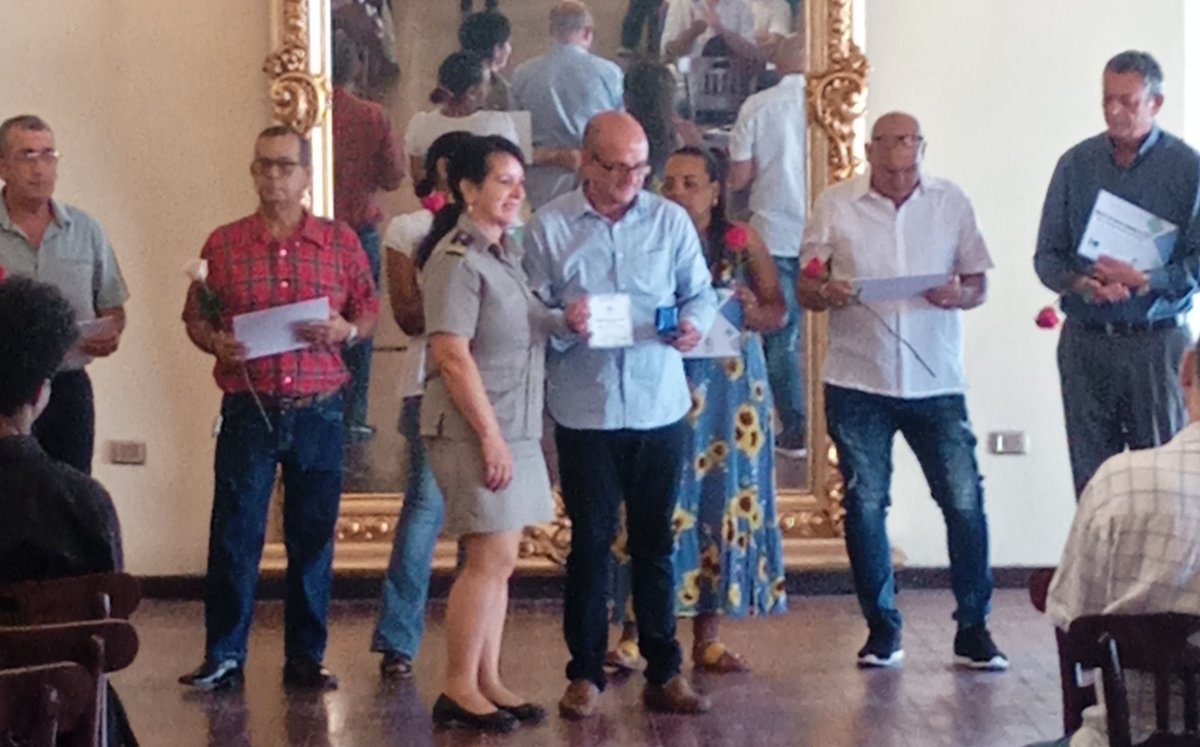 En el aniversario dl #CITMA, hace entrega d la moneda #60Aniversario d la #AduanadeCuba la jefa d #AduanaMatanzas ¡Felicidades x los años d dedicación y trabajo en pro del medio ambiente! celebramos el compromiso con la ciencia y la tecnología para construir un futuro sostenible.