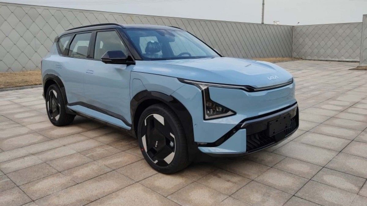 TrendingNowEV's tweet photo. Leaked images of Kia's new EV5 GT have surfaced from a Chinese government website, revealing a sporty new black trim on the SUV’s lower front bumper.

Check out the full article on Motor1 👉 https://t.co/eh7PFTY7gZ

#ev #electriccar #electriccars #kia #kiaev5 https://t.co/wqgCp6Pp23